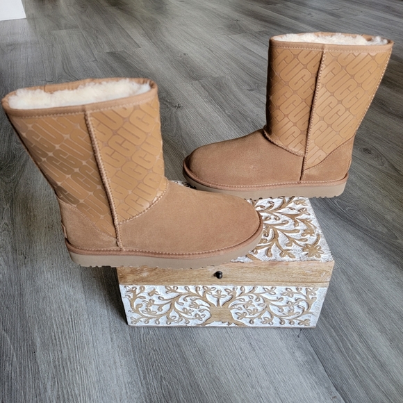 UGG Classic Short Logo Suede Boot - Picture 5 of 9